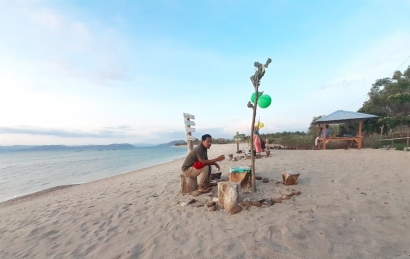 Menikmati Sunset di Pantai Situs Nangasia yang Eksotis