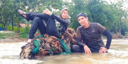 Sampah di Tengah Aliran Sungai Ciliwung