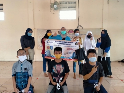 Mahasiswa STMIK Nusa Mandiri adakan Kuliah Kerja Nyata (KKN) berupa pengabdian masyarakat bertajuk penyuluhan dampak positif dan negatif internet terhadap remaja di Aula Pintar Kelurahan Bukit Duri