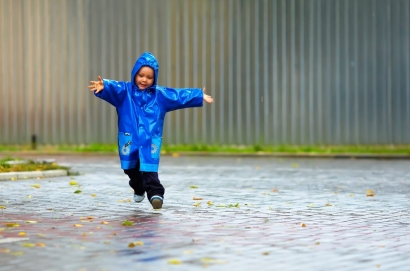 Anak Bermain Hujan Itu Perlu, Mengapa?
