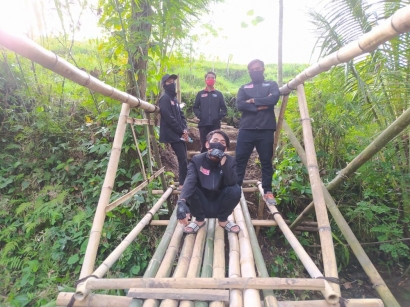 Mahasiswa UMM Perbaiki Jembatan yang Kurang Layak untuk Bantu Petani di Dusun Bukur Selopuro, Blitar