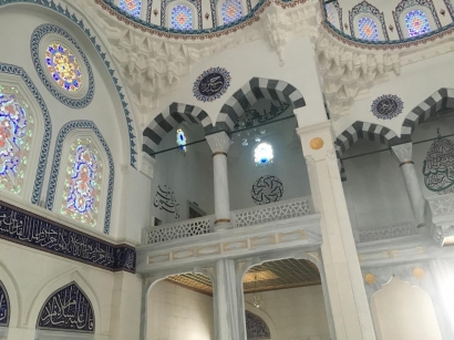 Jalan-jalan Bersama Taufik Uieks Mengembara di Masjid Dunia