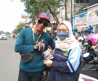 Mahasiswa KKN UIN Walisongo Semarang Bagi-bagi Masker di Bandarharjo