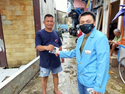 KKN STMIK Nusa Mandiri Bagikan Masker di Lingungan Masyarakat  Daerah Cipete