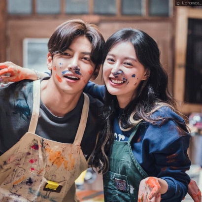 Melukis hingga Mencuci Piring Bersama, KakaoTV Bagikan Still Cut Terbaru Drama City Couple's Way of Love