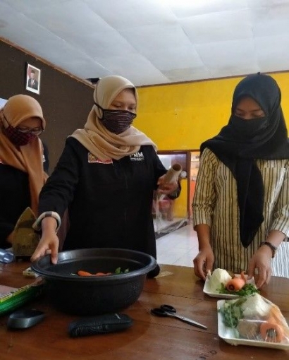 PMM di Desa Wiyurejo: Sosialisasi Pengemasan Sayur Menggunakan Wrap