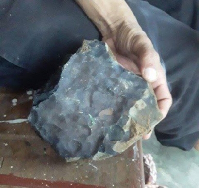 Warga Tapanuli Tengah Rumahnya Ditimpa Batu Meteor Berharga 22 Milyar