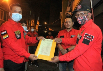 Ketua Pemuda Batak Bersatu DPC Jakarta Barat Serahkan SK kepada 6 PAC
