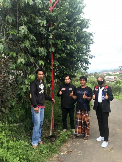 Peduli Masyarakat, PMM UMM Pasang Penerangan Jalan di Dusun Tosari