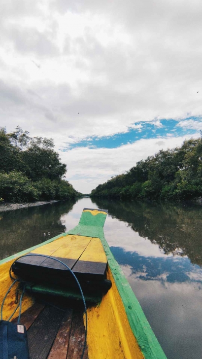 Naik Perahu di Wisata Mangrove Gunung Anyar
