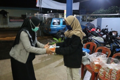 Mahasiswa PMM UMM Bagikan Masker, Hand Sanitizer, dan Membuat Tempat Cuci Tangan untuk Masyarakat Desa Ngembal