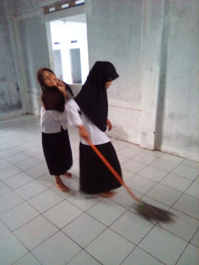 Perlu Kesabaran dan Memberi Contoh dalam Mewujudkan Kebiasaan Bersih bagi Siswa di Madrasah