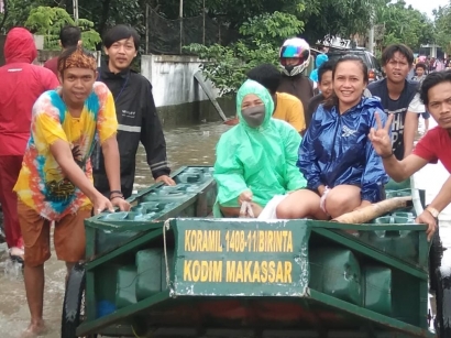 Koramil 1408-11/Biringkanaya Bantu Evakuasi Warga Korban Banjir di Kelurahan Katimbang Makassar