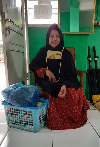Kegigihan Emak Penjual Uli dalam Menjemput Rezeki