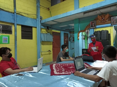 Mahasiswa UNTAG Surabaya melakukan "Pelatihan digital marketing" bagi kalangan remaja di lingkungan masyarakat Rusun Menanggal Surabaya