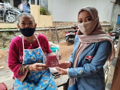 Penyaluran Masker dan Hand Sanitizer sebagai Program Edukasi Pencegahan Covid-19 pada Masyarakat