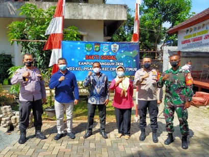Polsek Ciputat Timur Gelar Bansos Serentak di Kampung Tangguh Jaya