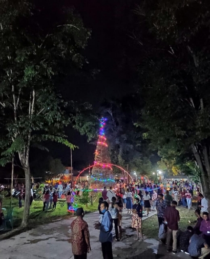 OMK St. Familia Wae Nakeng Buat Pohon Natal Setinggi 9 Meter