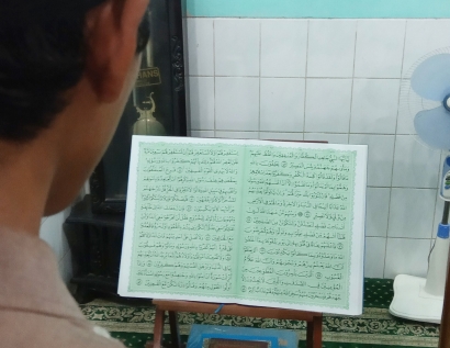 Fatwa MUI tentang Melihat Mushaf Saat Salat: Praktik Melihat Mushaf saat Sholat di Masjid Jami Hidayatullah Bekasi