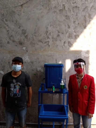 Mahasiswa KKN Untag Memberi Alat Cuci Tangan Sistem Injak dan Edukasi tentang Penerapan Kampung Tangguh