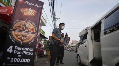 Aksi Turun ke Jalan sebagai Marketing Baru Pizza Hut di Tengah Pandemi Covid-19