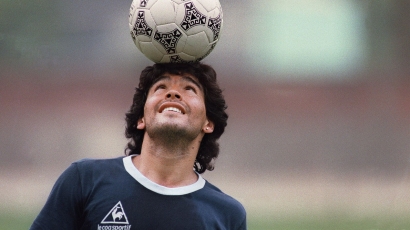 Diego Maradona: Legenda yang Berpulang di Ujung Tahun