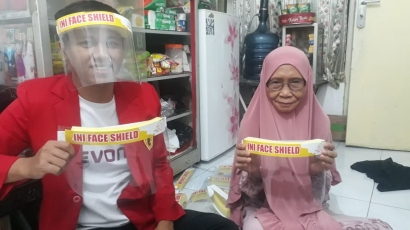 Mahasiswa Untag Surabaya Membuat Pelatihan Pembuatan dan Pembagian Face Shield ke Warga