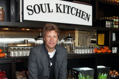 Membayar Makanan dengan Mencuci Piring di Restoran Milik Jon Bon Jovi