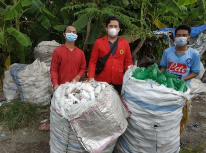 Mahasiswa KKN Mandiri Untag Surabaya Mengolah Sampah Botol Plastik Sebagai Upaya Pemulihan Ekonomi Pasca Covid 19
