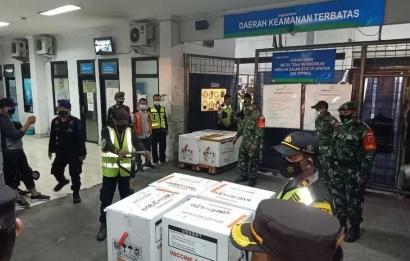 Vaksin Covid-19 Sebanyak 66.640 Dosis untuk Warga Sulsel Tiba di Makassar, Dikawal TNI-Polisi