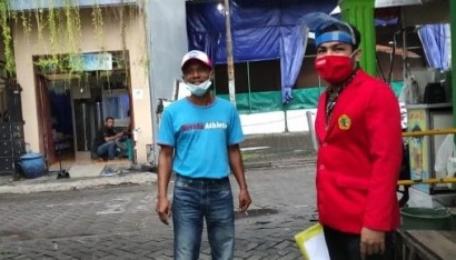 Mahasiswa KKN UNTAG Surabaya Berikan Masker, Handsanitizer, dan Wastafel Portabel untuk Masyarakat