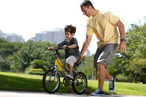 Membimbing Anak Latihan Sepeda