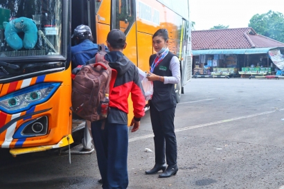 Terus Berinovasi, Kini Bus AKAP Menghadirkan Pramugari Selama Perjalanan