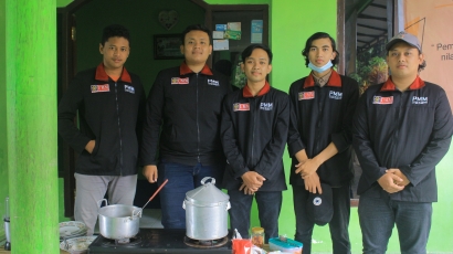 Mahasiswa PMM UMM Adakan Pelatihan Membuat Permen Jelly dan Selai Tomat di Dusun Santren