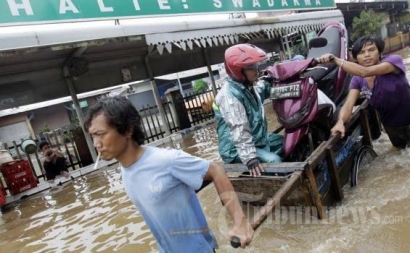 Berkah Banjir bagi Penarik Gerobak Dorong hingga Pemulung