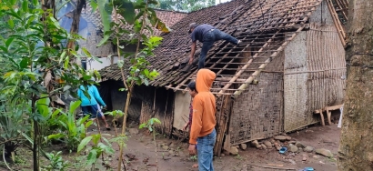Warga Desa Didukung Kades Memperbaiki Rumah Nenek Sumani