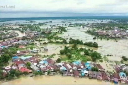 Banjir Kalimantan, Mungkin Kita Harus Merasa Lapar Agar Kita Sadar