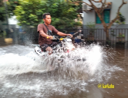 Pesona Maskulin Motor Trail di Medan Kubangan Banjir