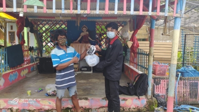 Membagikan Masker dan Handsanitaizer kepada RT 8 RW 15 Dusun Sanan