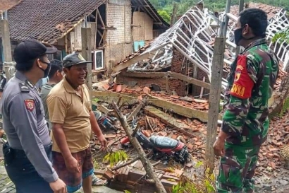Rumah Warga Ambruk, Polsek Arjasa Patungan Dana Bantu Material Bangunan