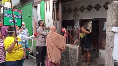 Putus Penyebaran Covid-19, Petugas Semprot Disinfektan dan Pembagian Masker di Kampung Tangguh Kelurahan Kartini
