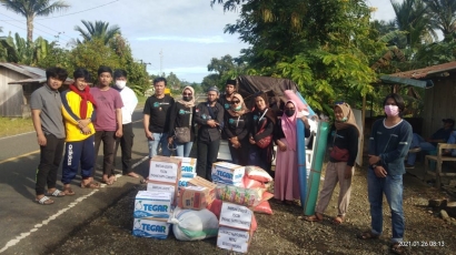 Penyerahan Banutan Donasi PSCOM Luwu kepada Warga Pasca Gempa Bumi Sulawesi Barat