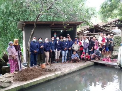 Mahasiswa KKN Universitas Budi Luhur Melakukan Aksi Kecil Desa dengan Lingkungan di Tengah Pandemi Covid 19 bersama Warga Desa Sirnajaya