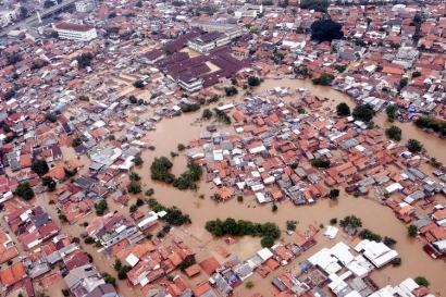 Perbantahan Dua Ekor Ular tentang Banjir dan Genangan di Hari Minggu