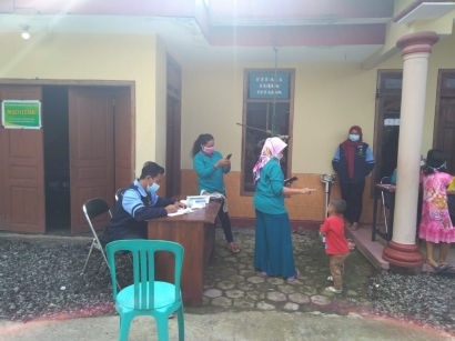 Mahasiswa KKN dari Rumah UIN Walisongo Semarang Ikut Serta Membantu Kegiatan Posyandu di Dusun Getasan