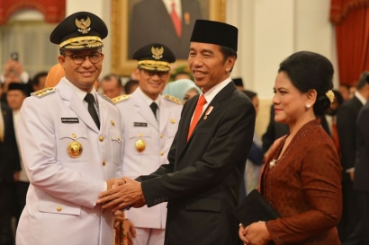 Anies Tepuk Dada, Jokowi Tepok Jidat