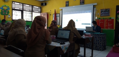 Mahasiswa Undip Melaksanakan Pelatihan Blog kepada Guru SD Negeri Tembalang