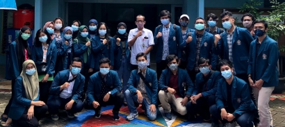 Aksi Pencegahan Virus Covid-19 dengan Alat Touchless Hand Sanitizer Buatan Mahasiswa Undip