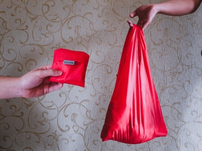 Dukung Upaya Pengurangan Sampah Plastik, Mahasiswa KKN Undip Bagikan Reusable Bag