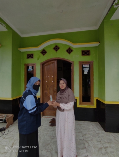 Mahasiswa KKN UIN Walisongo Semarang Membagikan Makser dan Hand Sanitaizer Sekaligus Edukasi tentang 3M